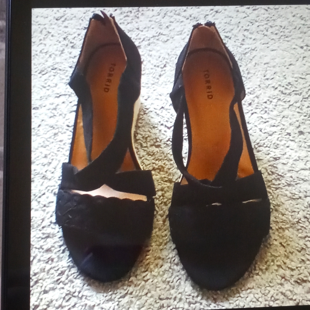 New black cross strap midi wedge torrid
